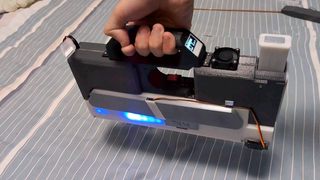 يزن القاذف الكهرومغناطيسي المحمول أقل من 1.8 كجم، ويبلغ طوله أقل من 30 سم. ويبلغ أقصى معدل إطلاق له