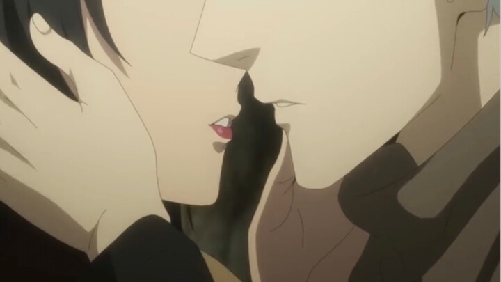 Moment kiss brutal!😱