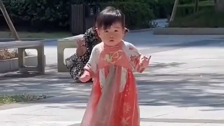 The little one didn’t want to wear shoes when going out. Mom, a mom of a 90s kid, let her learn the 