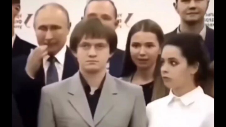 Semua gadis terkejut.