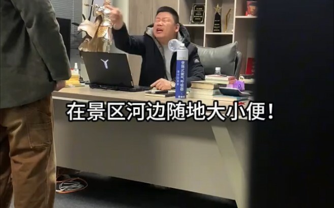 عن التجمع الجماعي للشركة: زملاء العمل يقضون حاجتهم في النهر بمنطقة الجذب السياحي!