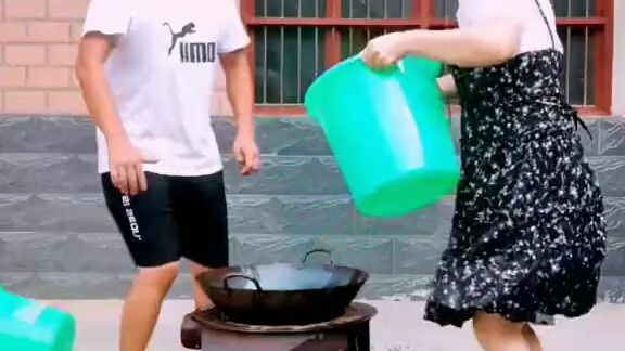 哈哈，好搞笑的视频🤣 如果你不笑，我就把钱退给你🤣 我骗你的，一块钱根本买不到什么好东西🤣🤣#funnyvideo #china