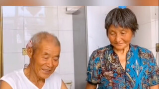 Grandpa showed off his skills in front of grandma, this trick is amazing!