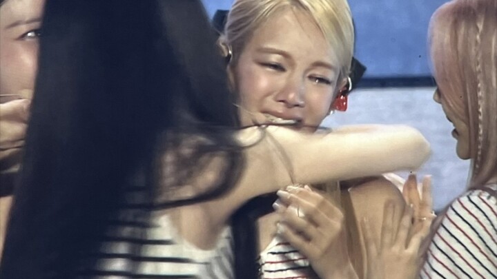 【Girls’ Generation】SMTOWN: Hyoyeon và Sooyoung đã khóc ╥﹏╥; các chị khác cũng rơm rớm khóe mắt