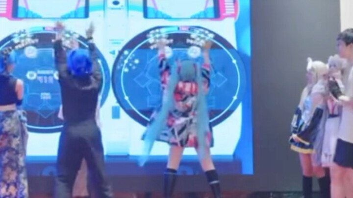 Pertama kali naik panggung langsung berdansa di tempat, deg-degan banget...