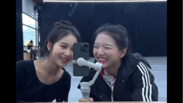 شيانغ شيانغ وزهاو جون في المرآة—دردشة عابرة