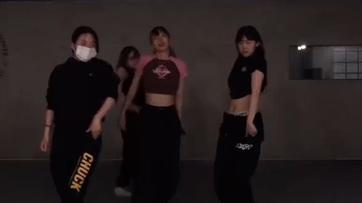 เวอร์ชั่น "Illusion Strange Fire" ของนักออกแบบท่าเต้น Badalee เทียบกับเวอร์ชั่นสุดท้าย