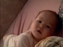 Vừa ngủ dậy đã thấy mẹ ở bên cạnh, thế là gọi mãi không ngừng, tim như tan chảy mất rồi!