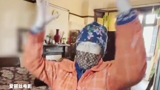 سيدة مسنة من شنغهاي تدوس الأرضية حتى تنكسر وتسقط إلى الطابق السفلي، فتتطاير أرواح الجيران من الخوف.