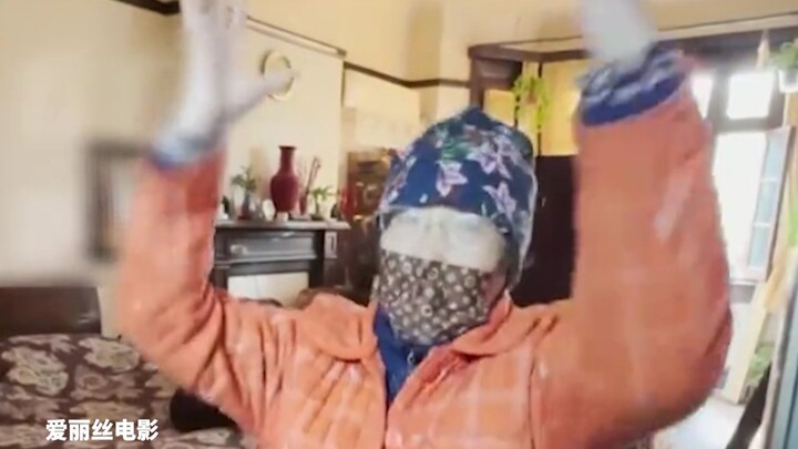 上海老太把楼板踩穿，摔到楼下，邻居魂都吓飞了