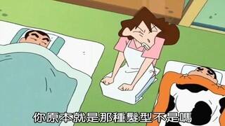 小新爸爸理了平头和儿子太像了，钻到被窝里只露头分不清楚是谁