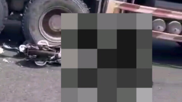 On April 28, in Yichang, Hubei, a grandfather riding a bike with his grandson was hit by a large tru