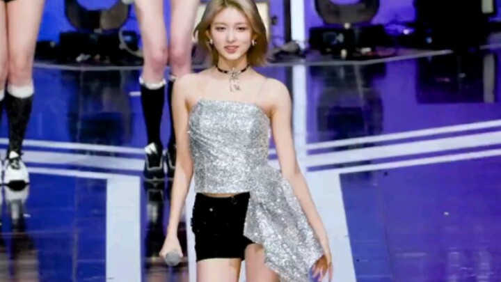 ทันทีที่จินชิวเถียนเดินมา หัวใจฉันเหมือนหยุดเต้นไปชั่วขณะ…ทุกย่างก้าวของเขาย่อมย่ำลงบนหัวใจฉันโดยไม่