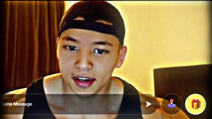 Khi bạn kết nối mic với cậu bé cơ bắp…