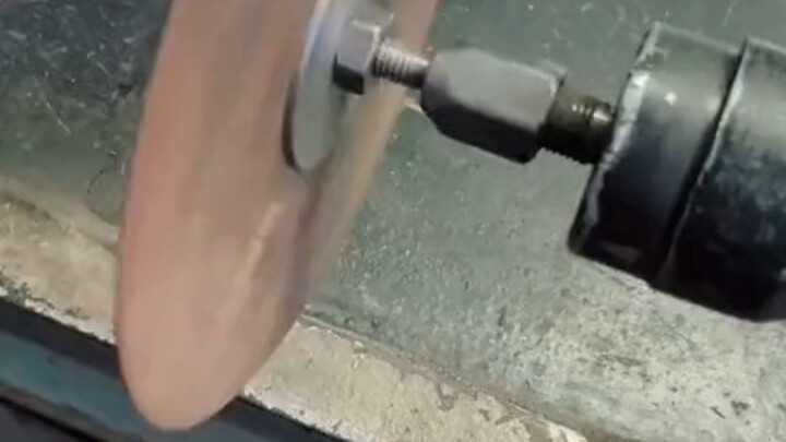 أضافت الساعة إلى شجرة العائلة في الليل.