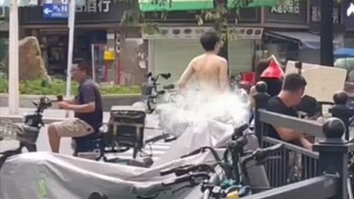 广州，网传男子赤身裸体当街骚扰女子。社区：已被警方带走。网友辣评：这身子看着我都馋了，在哪里我去#裸体