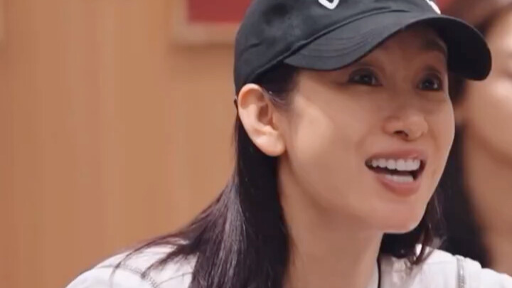 Look how flustered Dilraba is—she even said “thank you”! “Dilraba”