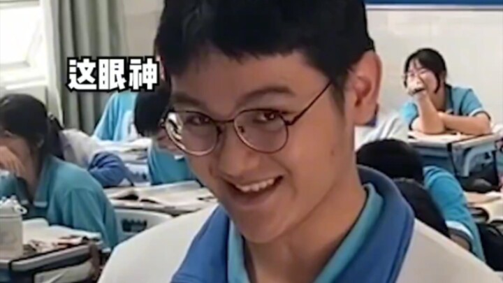 Seorang siswa laki-laki di kelas meniru gaya bicara tokoh film dan drama, dengan ekspresi mata serta