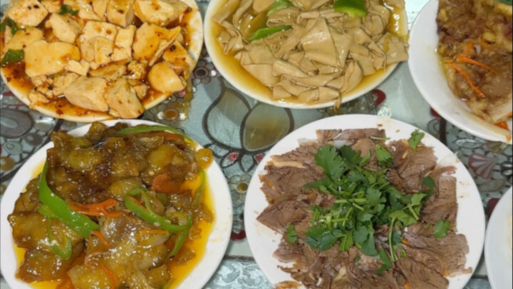 ร้านอาหารจีนราคาประหยัดภาคตะวันออกเฉียงเหนือ! 100 หยวนได้ 14 เมนู แถมยังมีก๋วยเตี๋ยวหนึ่งชามด้วย! คุ