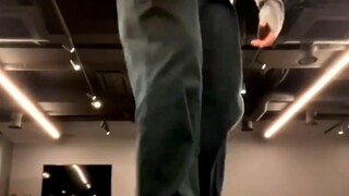 你以为李东海在秀他的舞步，其实他在秀他的固定同行人