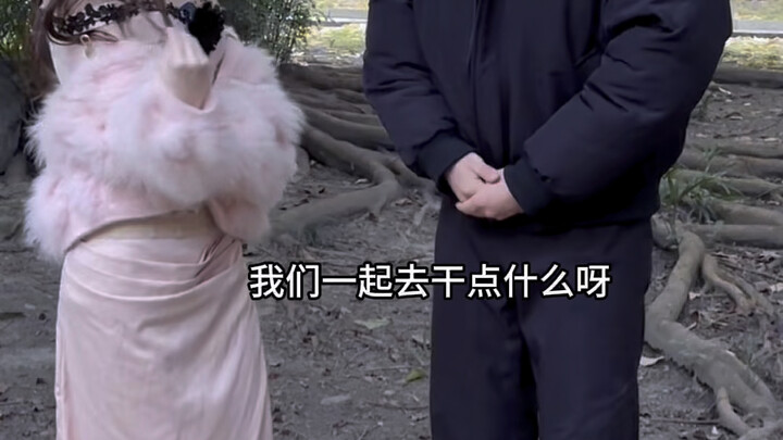 粉衣美女与黑衣帅哥