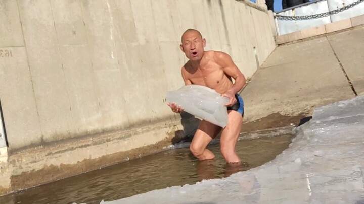 冷水浴健身有危险！请勿模仿！2021年12月26号朝阳冬泳怪鸽冷水浴健身继续！加油！奥利给！哈哈哈哈哈哈坚持就是胜利！