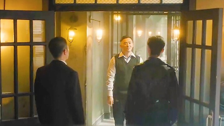 Người đàn ông hướng về cái chết để sống, vừa tiêu diệt kẻ thù vừa rửa sạch nghi ngờ trên người mình.