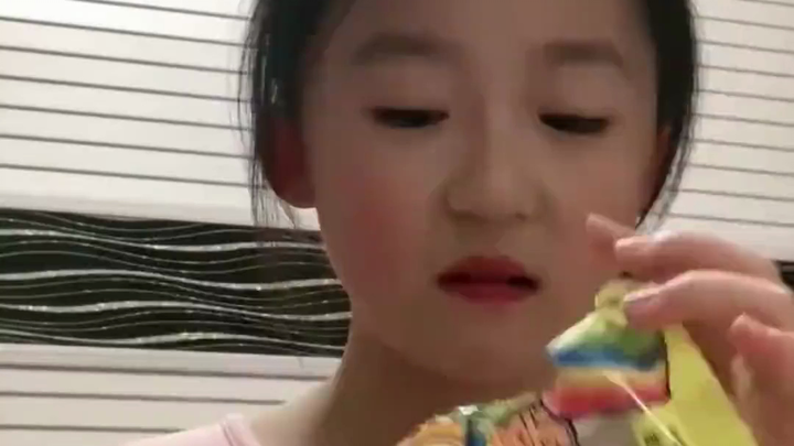 Little sister, really, stop eating it—I’m scared!