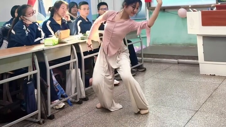 Pesta Tahun Baru - Tari Klasik ~ Aku sudah lama tidak menari, dan aku cukup pandai menari, tapi aku 