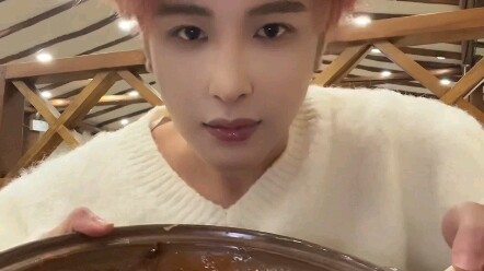 Chẳng hiểu sao đi ăn cơm mà toàn người nhìn mình rồi cười. Từ nay chả dám ra ngoài ăn nữa, xấu hổ qu