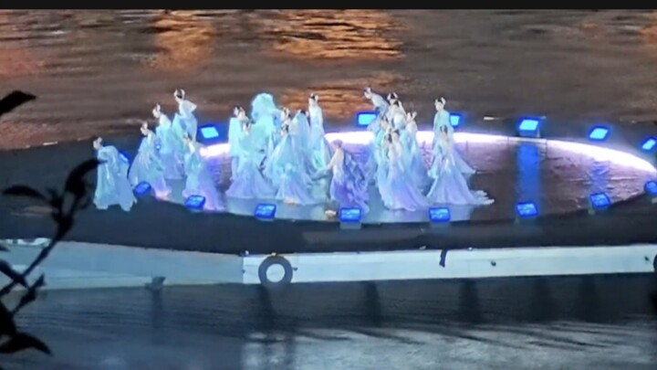 After the dance, she just hoists her big skirt and heads home—right? Dilraba is so cute! Haha, not b