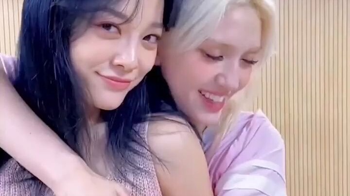 Tantangan menari "Gold Gold Gold" SOMI x Kim Sejeong