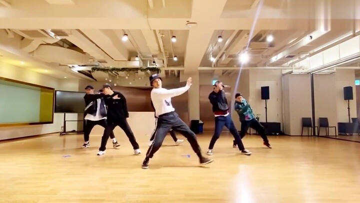 EXO新曲练习室舞蹈视频，大秀硬核舞技！人帅随便穿都养眼 (1)