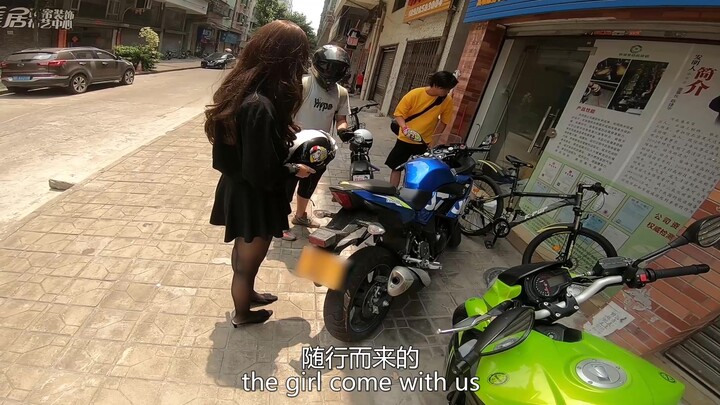 Lao Huang dan Wen Xi pergi mengunjungi pameran komik, sementara si gadis yang datang bersama mereka 