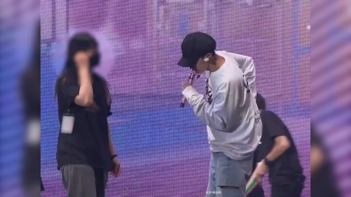 DK đúng là xứng đáng làm giọng hát chính, thử mic còn dữ dội thế này!