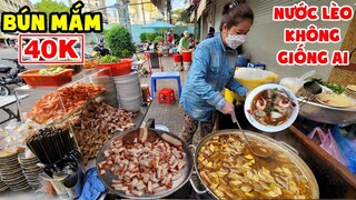 BÚN MẮM HEO QUAY 40K Ở Vỉa Hè Q5 Với Cách Nấu Không Giống Ai Của Chị Dung 7 Ngày 7 Món