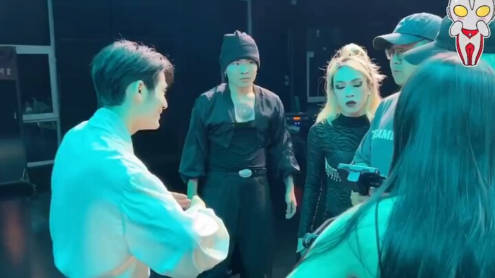 Whose idol is teaching the dance teacher to dance? It's Rikimaru, hahahaha