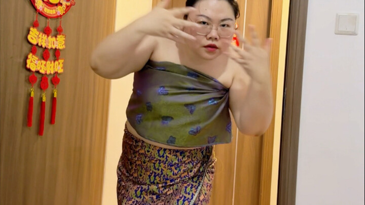 Tarian suku Dai juga tidak masalah! Kali ini kostum, rias, dan aksesori kami benar-benar sempurna! #