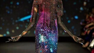 ราวกับสวมใส่ทั้งจักรวาลไว้บนร่าง