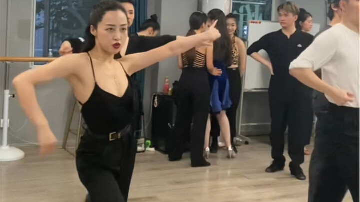 Katanya orang Latin pakai baju terbuka. Aku pakai celana panjang dan tetap bilang~