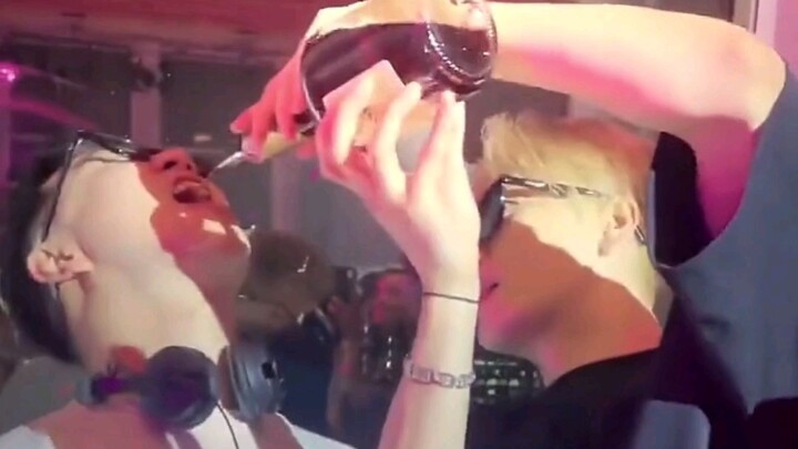 Góc nhìn của fan nam và fan nữ thực sự khác nhau; fan nam của anh ấy cắt ghép cực kỳ xuất sắc, thể h