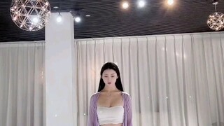 秋子出蟾宫，香飘落凡尘。起舞弄清影，闻香识佳人。