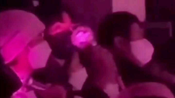 Tiền bối Haechan vung gậy cổ vũ để ủng hộ aespa~ Anh ấy phấn khích quá chừng hh!