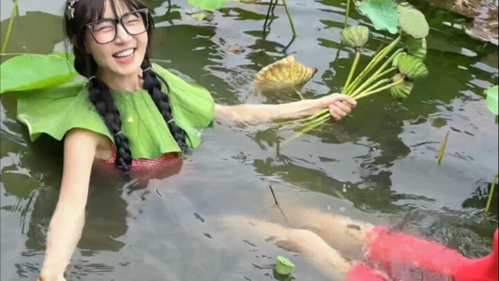 It took two weeks to create this glass lotus flower for you. Do you still remember that poem? “On th