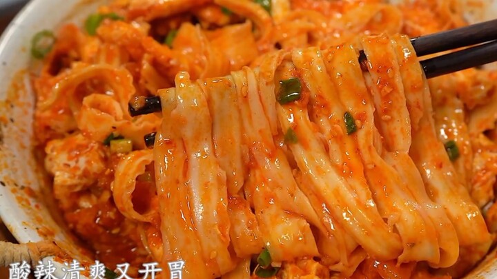 吃一次就爱上的番茄鸡蛋拌面 浓郁的番茄搭配外酥里嫩的荷包蛋 酸辣清爽又开胃！