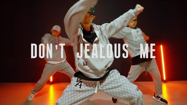 لا تغار مني - تكنيو، ييمي ألاده، السيد إيزاي رقص أزرق برو