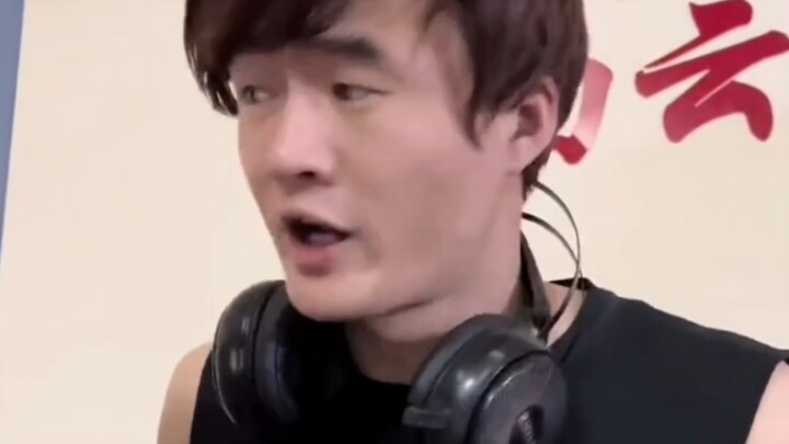 Cybercafe Showdown! The First Officially Auctioned Gear in Legend!