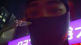 男子到银行门口刚摘掉头盔，下一面警报声瞬间响起，网友：警报“紧张”是有原因的
