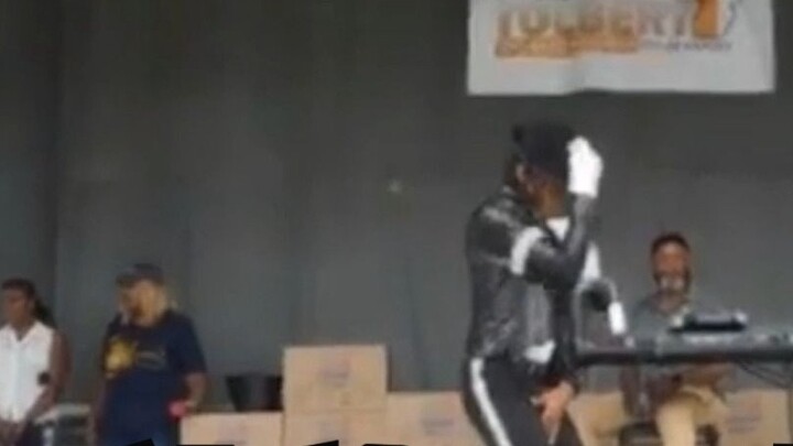 أغنية مايكل جاكسون "بيلي جين" بمناسبة الذكرى الثلاثين، أداء مباشر مع صوت من راقص أسود