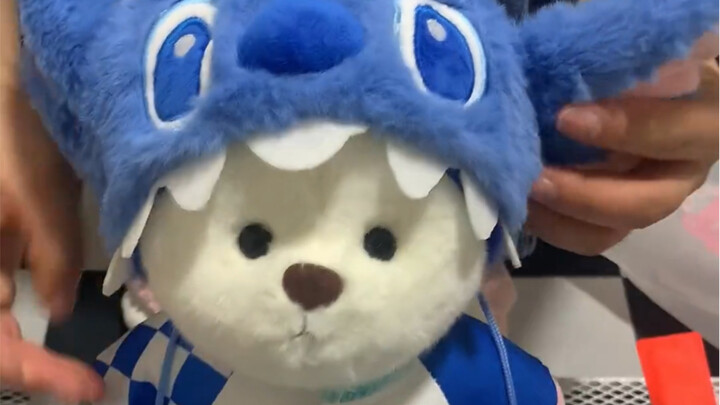 Siapa yang ngerti, sih? Karena aku setiap hari selalu patuh dan nurut, teman baikku ngasih aku bonek